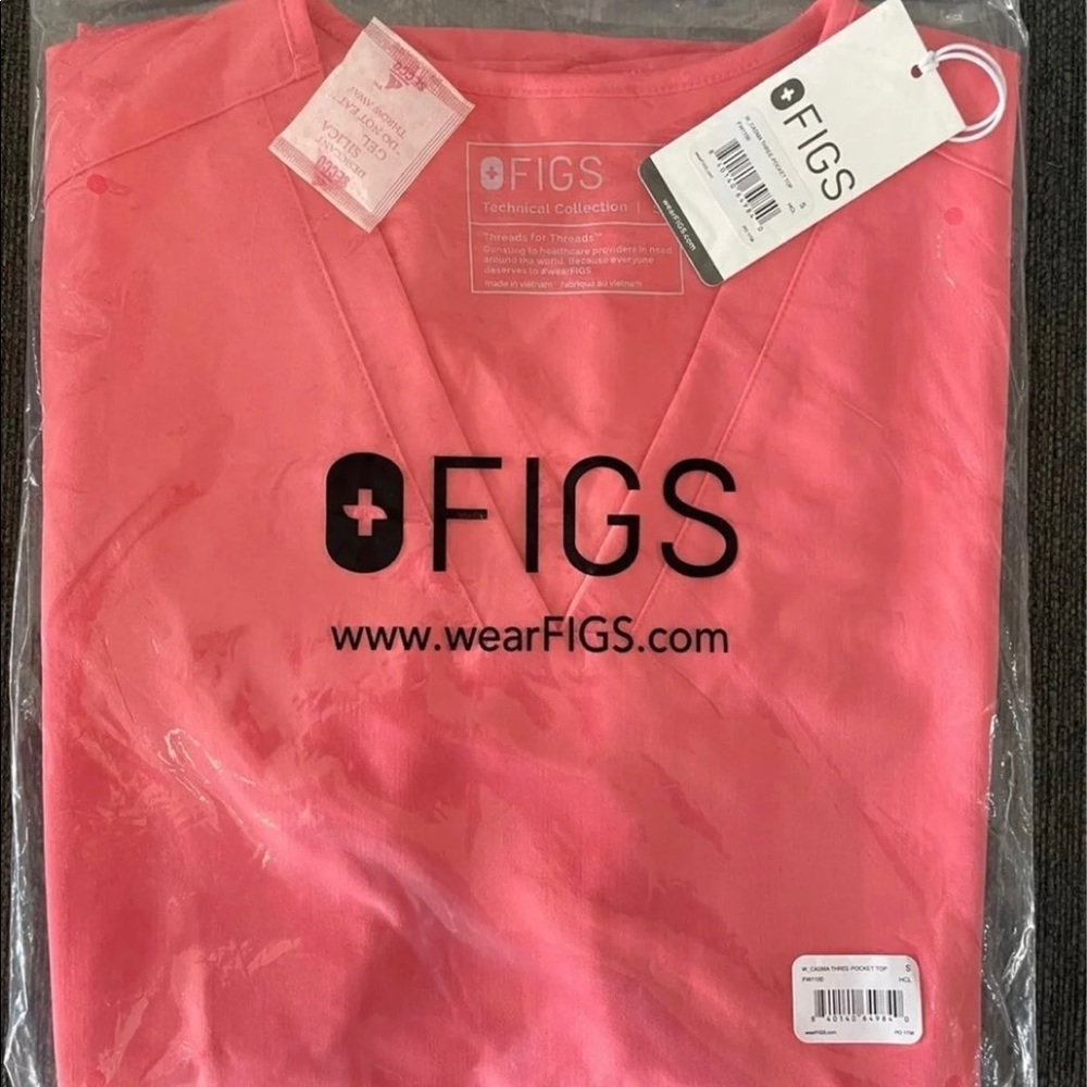 NWT FIGS SCRUB TOP CASMA in CORAL